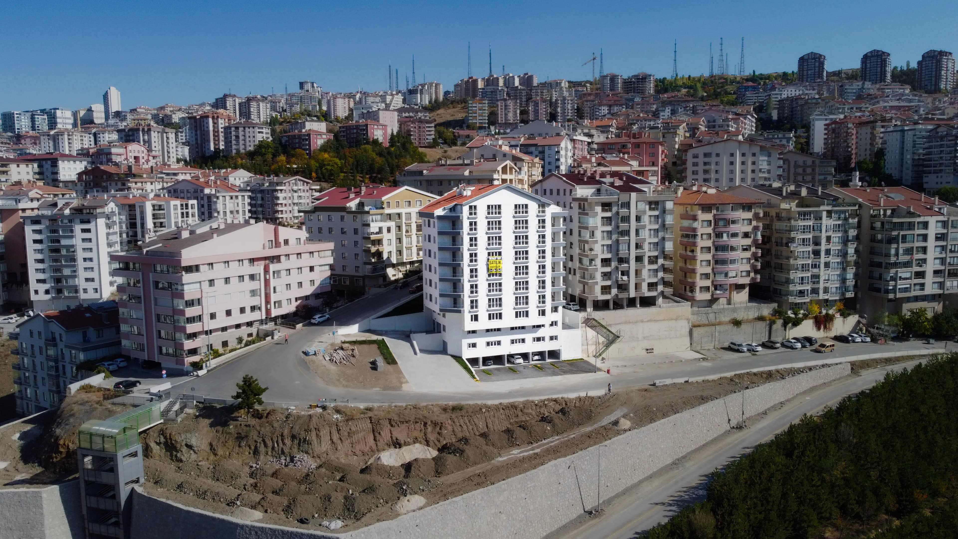 İnci Apartmanı uzak drone görüntüsü